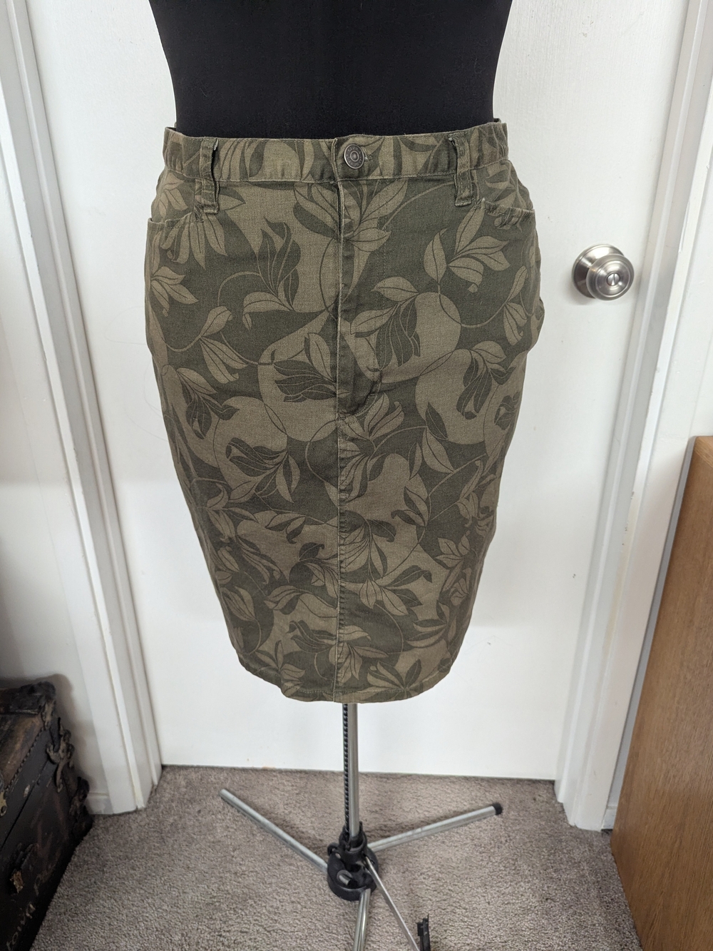 Gloria Vanderbilt Olive Green Leaf-Print Pencil Skirt
